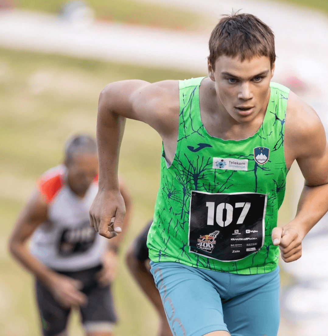Jaka Marinko med vzponom po planiški skakalnici na Red Bull 400